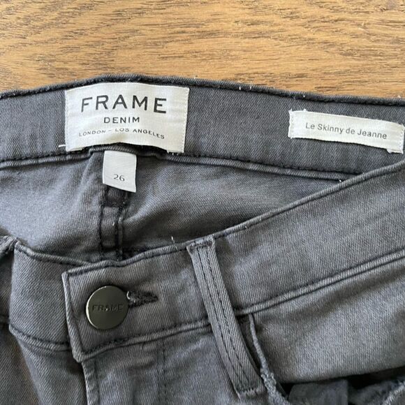 Frame Denim Le Skinny de Jeanne in distressed grey. - Picture 5 of 6
